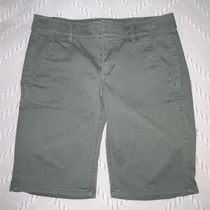 LOFT women Marisa flat front green Bermuda length khaki‎ shorts size 2